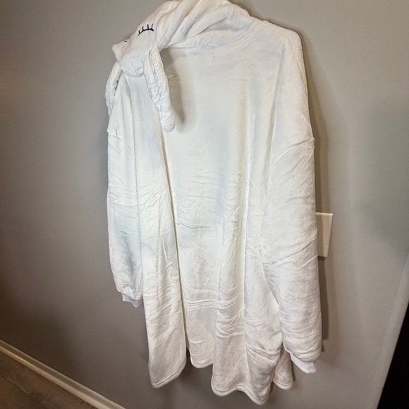 Cozy White Hooded Blanket with Bunny Ears - Picture 4 of 5